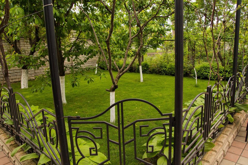 Yuzhniy Dvorik Aparthotel Odesa Exterior photo
