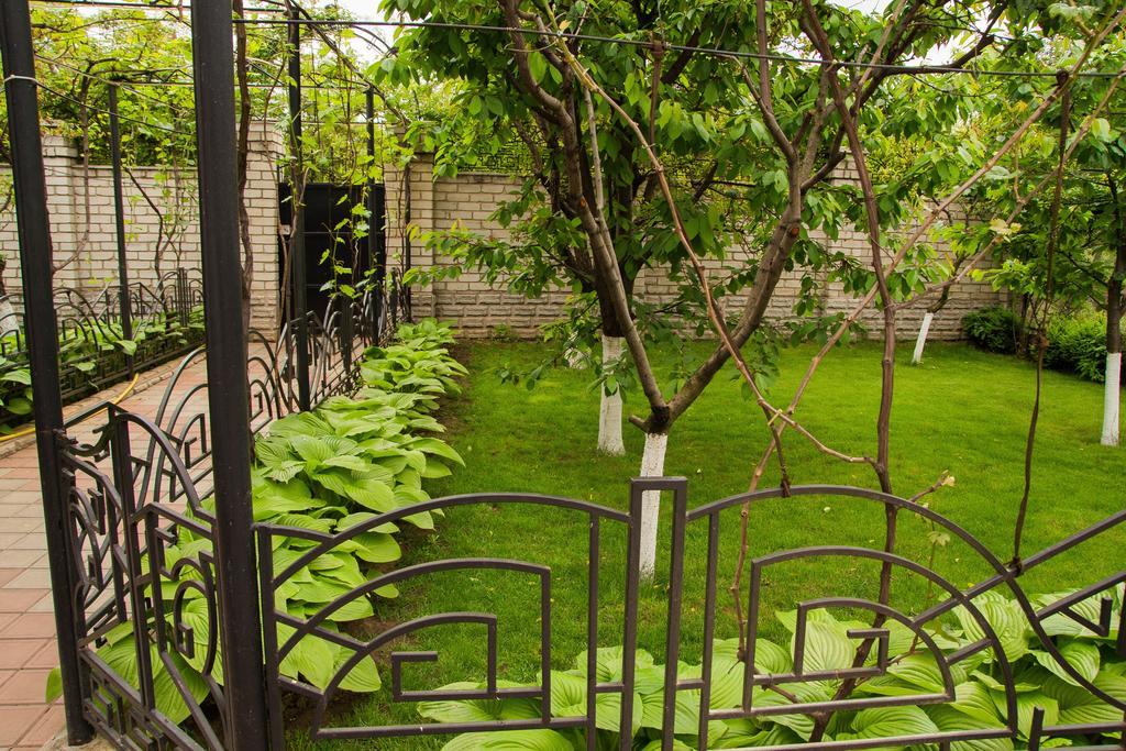 Yuzhniy Dvorik Aparthotel Odesa Exterior photo